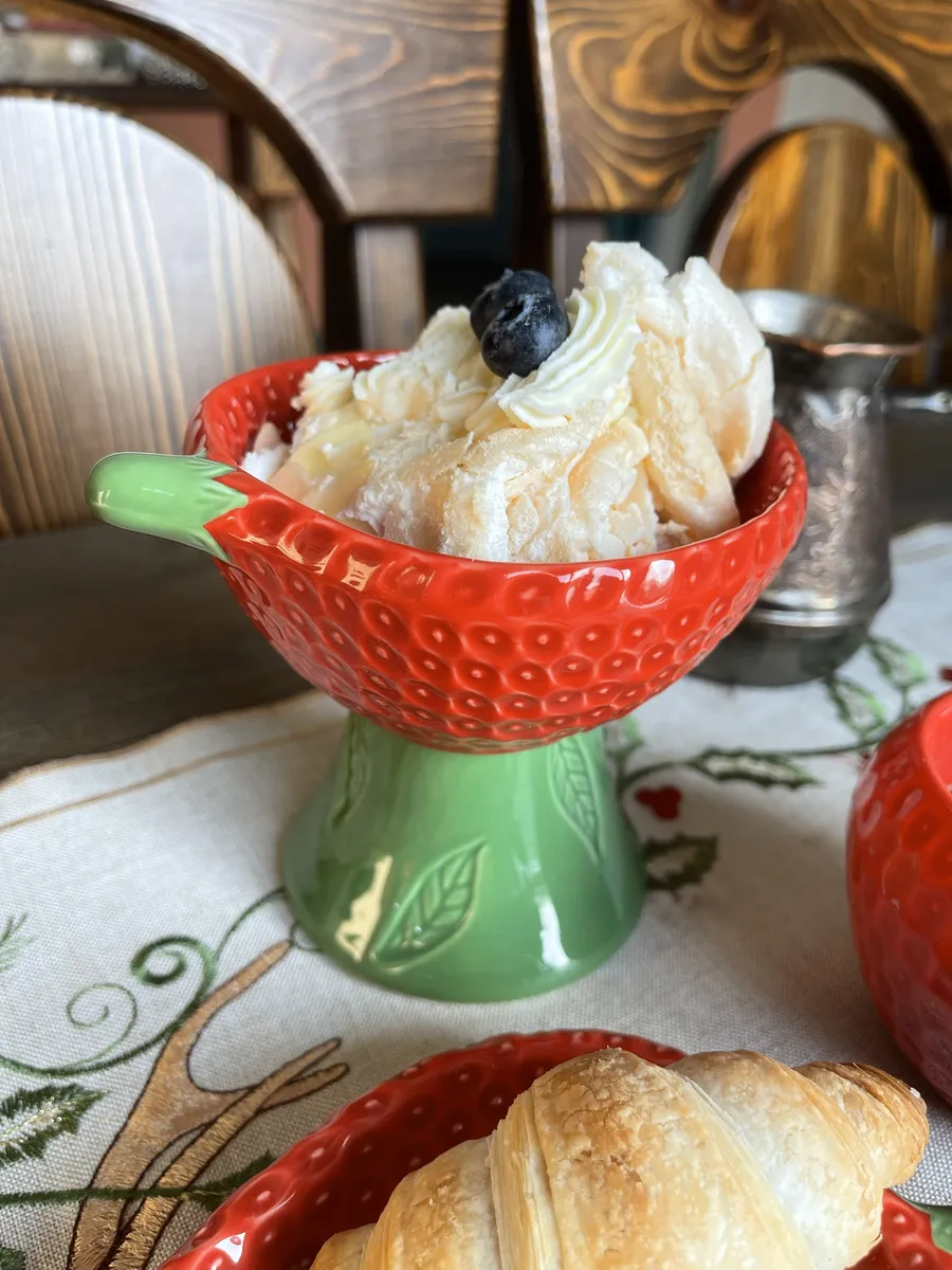 Креманка на ножке керамическая "Клубника"